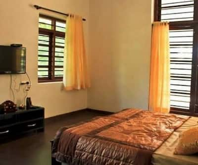 https://imgcld.yatra.com/ytimages/image/upload/t_hotel_yatra_city_desktop/v1444819890/Domestic Hotels/Hotels_Alappuzha/Riverside Retreat/Non_Ac_Cottages.jpg